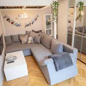 Cozy Modern Nest In The Heart Of With Netflix , Vienna Austria